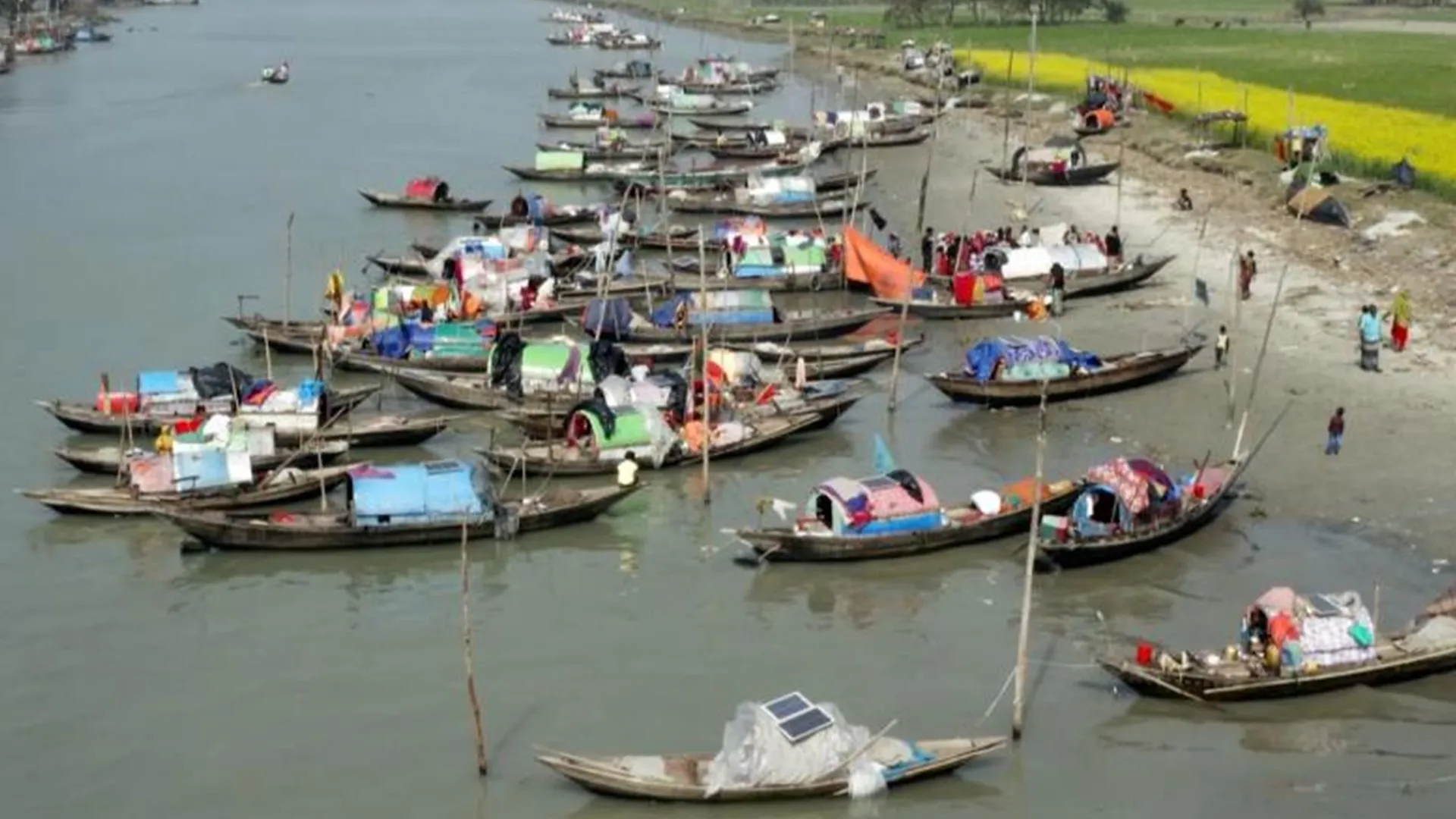 জলেই জীবন, ব্যালটে অধিকার: বরিশালে প্রথমবার ভোট দিচ্ছেন মান্তারা